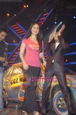 Ajay Devgan, Kareena Kapoor promote Golmaal 3 on the sets of ZEE_s Saregama in Malad on 5th Oct 2010 (10).JPG